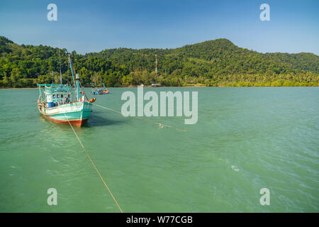 Abbandonata la nave in acqua, accanto al molo Tarnmayom. Costa orientale di Koh Chang island. Foto Stock