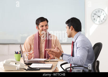 Il manager della banca discute con il suo cliente Foto Stock