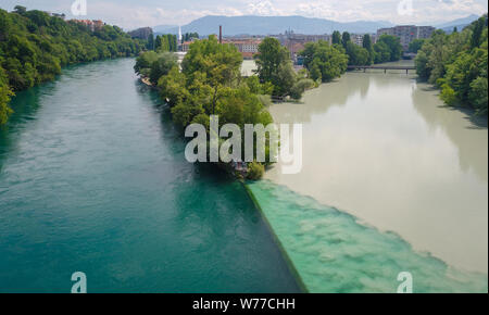 Pointe de La Jonction a Ginevra, Svizzera - Il punto in cui i fiumi Rodano e Arve incontrare, come visto il ponte, Viaduc de La Jonction Foto Stock