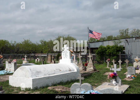 Un piccolo cimitero di Los Ebanos, un piccolo insediamento denominato per l'ebano alberi che una volta che è cresciuto in profusione qui lungo il fiume Rio Grande in Hidalgo County, Texas descrizione fisica: 1 Foto : Digital, file TIFF a colori. Note: titolo, data e parole chiave sulla base di informazioni fornite dal fotografo.; dono; la collina di Lyda Foundation; 2014; (DLC/PP-2014:054).; fa parte di: Lyda Hill Texas raccolta di fotografie in Carol M. Highsmith America del progetto in Carol M. Highsmith Archivio.; Foto Stock