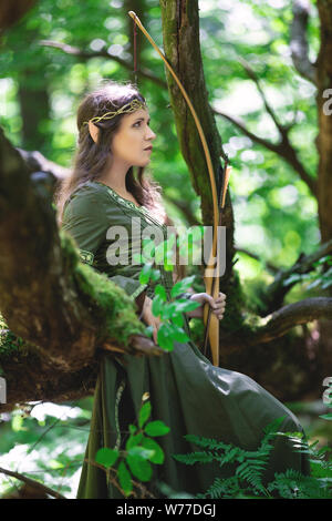 Elf archer con un inchino nella foresta Foto Stock