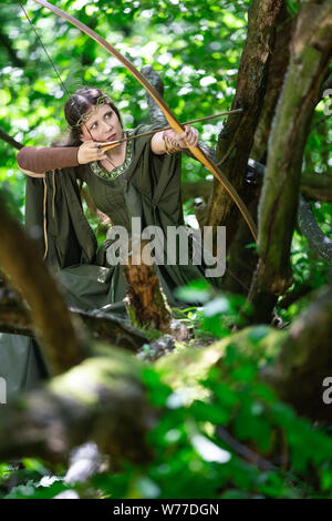 Elf archer con un inchino nella foresta Foto Stock