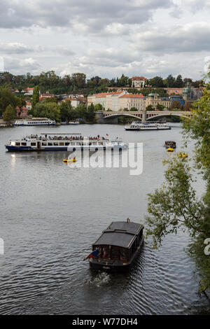 Praga, Repubblica Ceca - 22 Settembre 2018: Panorama della città minore e il fiume Moldava dal Charles Bridge Foto Stock