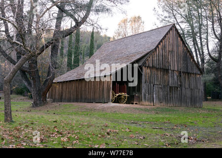 Un vintage granaio di Shasta State Historic Park nella ormai deserta città di Shasta City, a ovest di Redding, California descrizione fisica: 1 Foto : Digital, file TIFF a colori. Note: titolo, data e parole chiave fornite dal fotografo.; vi, una fila di vecchi, semi-rovinato, edifici in mattoni ricorda a tutti gli automobilisti di passaggio che Shasta City, il lusty Queen City of California settentrionale del distretto minerario, una volta sorgeva in questo sito. Queste rovine e alcune delle strade nelle vicinanze, cottage, e cimiteri sono tutti silenziosi ma eloquenti vestigia della intensa attività che è stato centrato qui durante la California vai Foto Stock