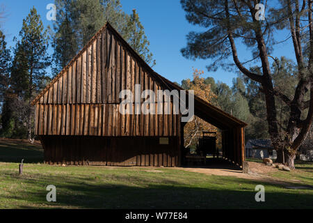 Un vintage granaio di Shasta State Historic Park nella ormai deserta città di Shasta City, a ovest di Redding, California descrizione fisica: 1 Foto : Digital, file TIFF a colori. Note: titolo, data e parole chiave fornite dal fotografo.; vi, una fila di vecchi, semi-rovinato, edifici in mattoni ricorda a tutti gli automobilisti di passaggio che Shasta City, il lusty Queen City of California settentrionale del distretto minerario, una volta sorgeva in questo sito. Queste rovine e alcune delle strade nelle vicinanze, cottage, e cimiteri sono tutti silenziosi ma eloquenti vestigia della intensa attività che è stato centrato qui durante la California vai Foto Stock