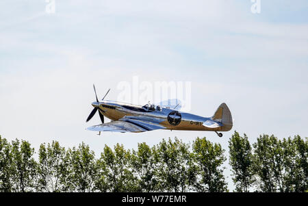 Un restaurato MK IX Spitfire decolla dall'aerodromo di Goodwood come IWC Schaffhausen argento Spitfire piloti Matt Jones e Steve Boultbee Brooks sta cercando di battere il piano denominato 'Silver Spitfire" in tutto il mondo nella prima circumnavigazione del globo da parte di uno Spitfire. Foto Stock