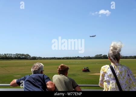 Un restaurato MK IX Spitfire decolla dall'aerodromo di Goodwood come IWC Schaffhausen argento Spitfire piloti Matt Jones e Steve Boultbee Brooks sta cercando di battere il piano denominato 'Silver Spitfire" in tutto il mondo nella prima circumnavigazione del globo da parte di uno Spitfire. Foto Stock