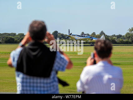 Un restaurato MK IX Spitfire decolla dall'aerodromo di Goodwood come IWC Schaffhausen argento Spitfire piloti Matt Jones e Steve Boultbee Brooks sta cercando di battere il piano denominato 'Silver Spitfire" in tutto il mondo nella prima circumnavigazione del globo da parte di uno Spitfire. Foto Stock