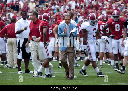 Una giornata di gioco del calcio di scrimmage University of Alabama con l'allenatore Nick Saban analizzando ogni mossa. Tuscaloosa, Alabama descrizione fisica: 1 Foto : Digital, file TIFF a colori. Note: titolo, data oggetto note e parole chiave fornite dal fotografo.; dono; George F. Landegger; 2010; (DLC/PP-2010:090).; fa parte del George F. Landegger raccolta di fotografie in Alabama in Carol M. Highsmith America del progetto in Carol M. Highsmith Archivio.; Foto Stock