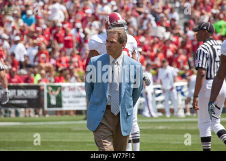 Una giornata di gioco del calcio di scrimmage University of Alabama, con l'allenatore Nick Saban analizzando ogni mossa. Tuscaloosa, Alabama descrizione fisica: 1 Foto : Digital, file TIFF a colori. Note: titolo, data oggetto note e parole chiave fornite dal fotografo.; dono; George F. Landegger; 2010; (DLC/PP-2010:090).; fa parte del George F. Landegger raccolta di fotografie in Alabama in Carol M. Highsmith America del progetto in Carol M. Highsmith Archivio.; Foto Stock