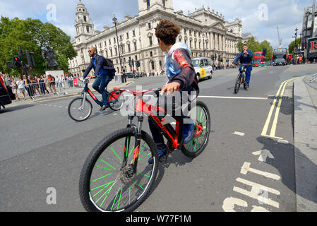 Londra, Inghilterra, Regno Unito. Ragazzi in bicicletta in piazza del Parlamento Foto Stock