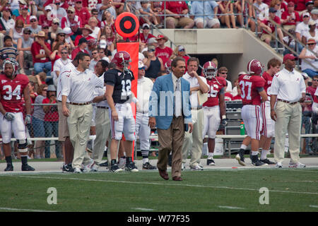 Una giornata di gioco del calcio di scrimmage University of Alabama, con l'allenatore Nick Saban analizzando ogni mossa. Tuscaloosa, Alabama descrizione fisica: 1 Foto : Digital, file TIFF a colori. Note: titolo, data oggetto note e parole chiave fornite dal fotografo.; dono; George F. Landegger; 2010; (DLC/PP-2010:090).; fa parte del George F. Landegger raccolta di fotografie in Alabama in Carol M. Highsmith America del progetto in Carol M. Highsmith Archivio.; Foto Stock