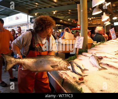Pesce thrower presso il Pike Place Fish Company, Seattle, Washington descrizione fisica: 1 trasparenza : color ; 4 x 5 in. o inferiore. Note: titolo, data e parole chiave fornite dal fotografo.; immagine digitale prodotta da Carol M. Highsmith per rappresentare la sua pellicola originale trasparenza; alcuni dettagli possono differire tra i film e le immagini digitali.; fa parte della serie seleziona in Carol M. Highsmith Archivio.; Dono e acquisto; Carol M. Highsmith; 2011; (DLC/PP-2011:124).; Foto Stock