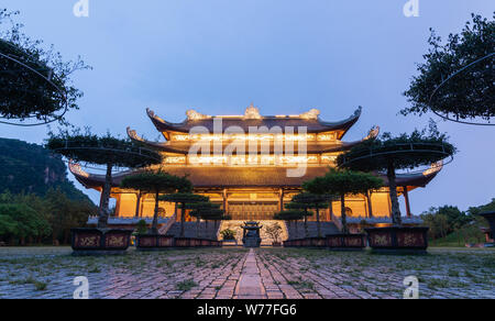 Ninh Binh, Vietnam - Maggio 2019: vista tramonto oltre i Buddha dei tre tempi Hall di notte Foto Stock