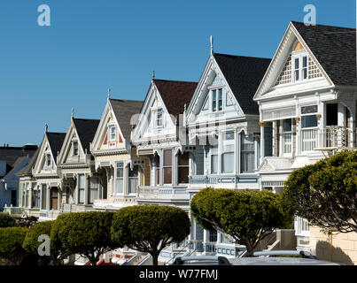 Painted Ladies fila di case in stile vittoriano si trova a 710 a 720 Steiner Street, attraversata da Alamo Square Park, San Francisco, California descrizione fisica: 1 Foto : Digital, file TIFF a colori. Note: titolo, data e parole chiave fornite dal fotografo.; Foto Stock