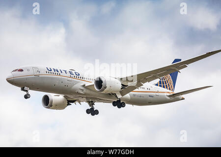 United Airlines Boeing Dreamliner 787-8, registrazione N28912, atterraggio su 2 Agosto 2019 all'Aeroporto di Londra Heathrow, Middlesex, Regno Unito Foto Stock