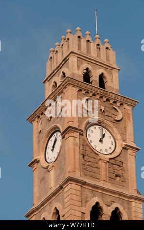 La torre dell'Orologio costruita nel 1906 per commemorare il giubileo d'argento della regola del sultano ottomano Abd al-Hamid II all'entrata di Khan el Umdan o Inn di pilastri di uno dei progetti di spicco costruita durante la regola di Ahmed Jezzar Pasha durante il periodo Ottomano si trova nella città vecchia di acri o Akko nel nord di Israele Foto Stock