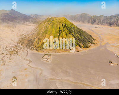 Riprese aeree del vulcano Bromo e Batok vulcano al bromo Tengger Semeru Parco nazionale sull'isola di Giava, in Indonesia. Uno dei più famosi Foto Stock