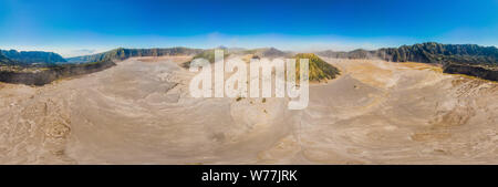 Panoramica ripresa aerea del vulcano Bromo e Batok vulcano al bromo Tengger Semeru Parco nazionale sull'isola di Giava, in Indonesia. Uno dei più Foto Stock