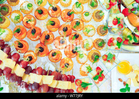 Sullo sfondo di un partito antipasti su bastoni di legno. Foto Stock