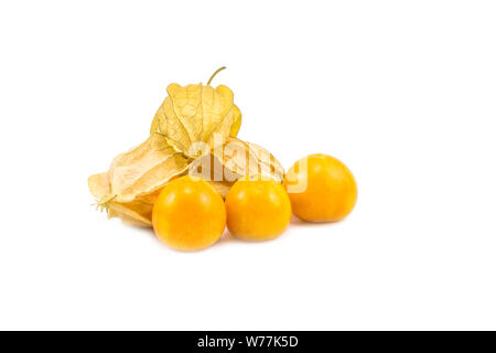 Cape gooseberry, molto delizioso e sano berry physalis isolati su sfondo bianco Foto Stock