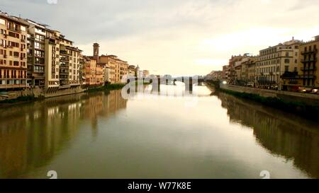 Sul fiume Arno a Firenze Italia come si vede dal Pte Vecchio Foto Stock