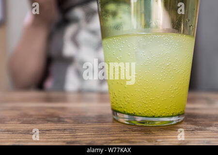 Il Vermouth bicchiere su un terrazzo esterno scena Foto Stock