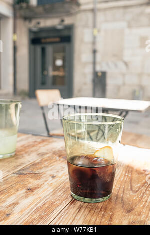 Il Vermouth bicchiere su un terrazzo esterno scena Foto Stock