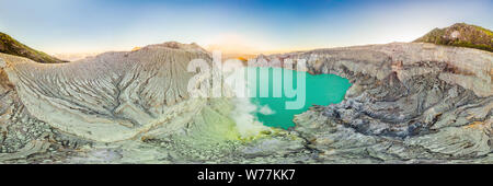 Antenna panoramica del vulcano Ijen o Kawah Ijen sulla lingua indonesiana. Famoso vulcano contenente la più grande nel mondo lago acido e Foto Stock