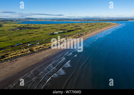 Vista aerea del St Andrews' famoso West sands beach con onde a laminazione. Questa penisola contiene anche il famoso campo da golf links corsi. Foto Stock