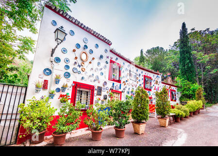 Granada, Spagna - Maggio 2016. Casa la Sevillana, fiori decorate gipsy house di Sacromonte, moresco di Granada città in Andalusia. Foto Stock