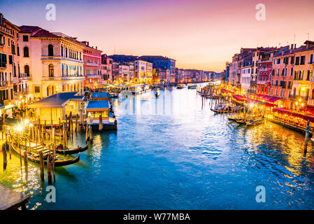 V enite, Italia - immagine di notte con il Ponte di Rialto, il più antico ponte che attraversa il Canal Grande di Venezia. Foto Stock