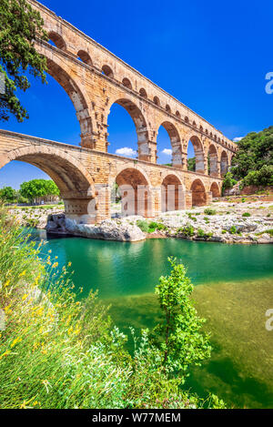 Pont du Gard tre-tiered acquedotto fu costruito in epoca romana sul fiume Gardon. Provenza giorno d'estate. Foto Stock