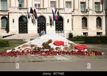 Memorial per Alexandra Macesanu uccisi anche se ha chiamato 112 mentre captive. Al Ministero degli interni la sede centrale. Bucarest, Romania, 5 Agosto 2019 Foto Stock