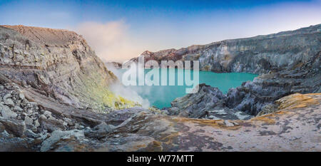 Panoramica del vulcano Ijen o Kawah Ijen sulla lingua indonesiana. Famoso vulcano contenente la più grande nel mondo lago acido e zolfo Foto Stock