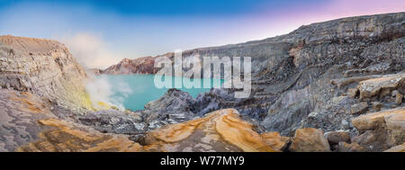 Panoramica del vulcano Ijen o Kawah Ijen sulla lingua indonesiana. Famoso vulcano contenente la più grande nel mondo lago acido e zolfo Foto Stock