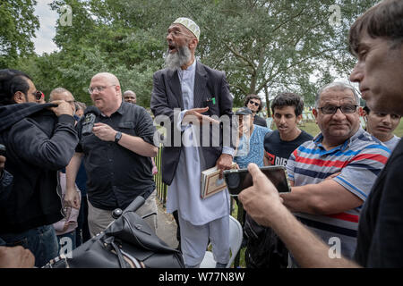 La predicazione, dibattiti e prediche a Speakers' Corner, il parlare in pubblico angolo nord-est di Hyde Park. Londra, Regno Unito Foto Stock