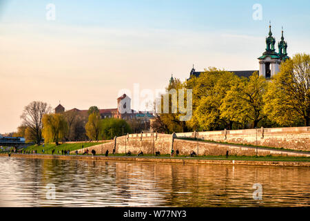 Vista del monastero di Skalka e il castello di Wavel dal fiume Vistola, Cracovia in Polonia Foto Stock