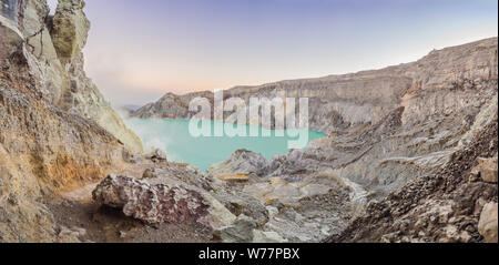 Panoramica del vulcano Ijen o Kawah Ijen sulla lingua indonesiana. Famoso vulcano contenente la più grande nel mondo lago acido e zolfo Foto Stock