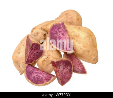 Taglio e tutto di porpora, patate dolci isolati su sfondo bianco Foto Stock