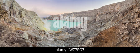 Panoramica del vulcano Ijen o Kawah Ijen sulla lingua indonesiana. Famoso vulcano contenente la più grande nel mondo lago acido e zolfo Foto Stock