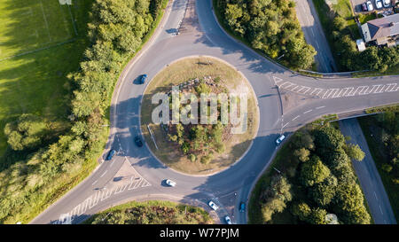 Top down vista aerea di una rotatoria sulla strada principale in una zona urbana del Regno Unito Foto Stock