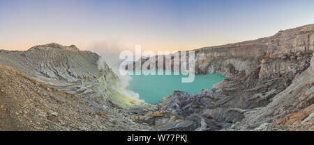 Panoramica del vulcano Ijen o Kawah Ijen sulla lingua indonesiana. Famoso vulcano contenente la più grande nel mondo lago acido e zolfo Foto Stock