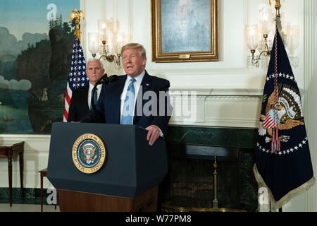 Washington, Stati Uniti d'America. 05 Ago, 2019. Il Presidente degli Stati Uniti, Trump fa una dichiarazione presso la Casa Bianca di Washington, DC in risposta a due distinti incidenti di tiro, 5 agosto 2019. Credito: Chris Kleponis/Piscina via CNP | Utilizzo di credito in tutto il mondo: dpa/Alamy Live News Foto Stock