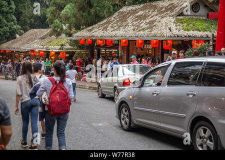 Nantou, Taiwan - 3 Agosto 2019: i turisti a piedi negozi intorno al mostro Xitou village di Nantou, Lugu, Taiwan Foto Stock