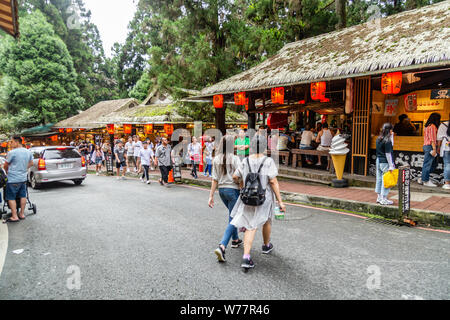 Nantou, Taiwan - 3 Agosto 2019: i turisti a piedi negozi intorno al mostro Xitou village di Nantou, Lugu, Taiwan Foto Stock