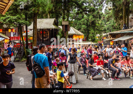 Nantou, Taiwan - 3 Agosto 2019: i turisti a piedi negozi intorno al mostro Xitou village di Nantou, Lugu, Taiwan Foto Stock