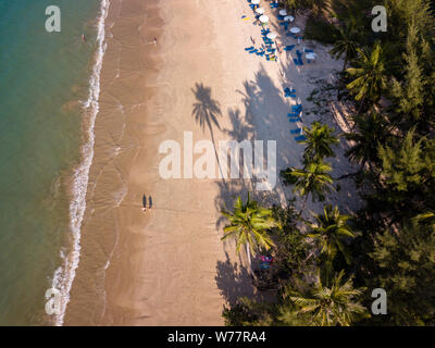 Vista aerea del tardo pomeriggio le ombre è colato su di una bella spiaggia sabbiosa tropicale in Tailandia (Coconut Beach, Khao Lak) Foto Stock