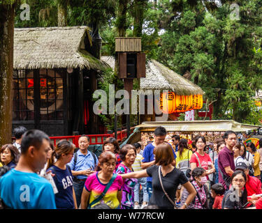 Nantou, Taiwan - 3 Agosto 2019: i turisti a piedi negozi intorno al mostro Xitou village di Nantou, Lugu, Taiwan Foto Stock