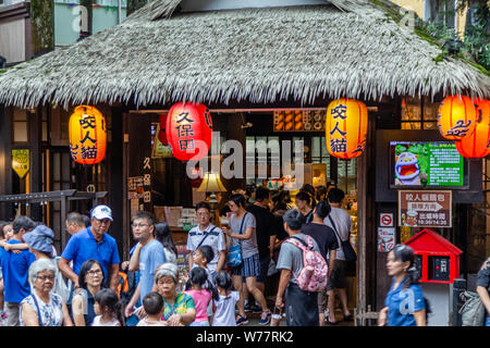 Nantou, Taiwan - 3 Agosto 2019: i turisti a piedi negozi intorno al mostro Xitou village di Nantou, Lugu, Taiwan Foto Stock